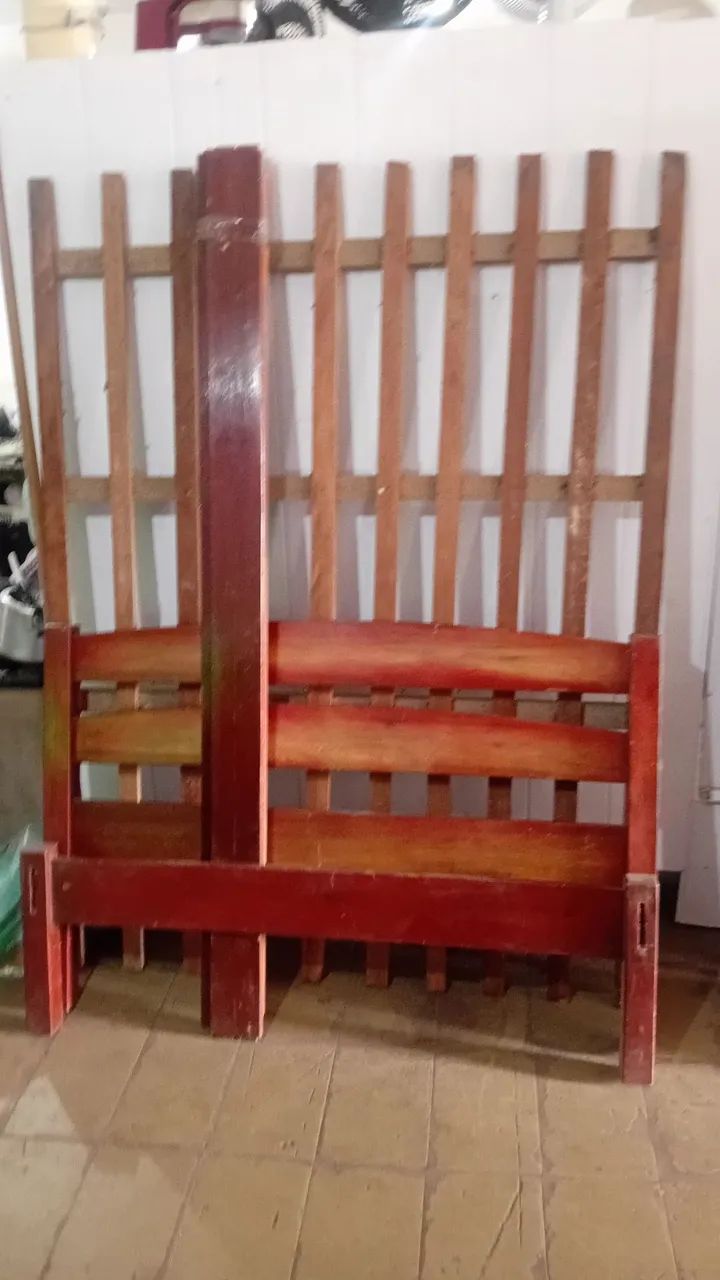 Cama de casal em madeira de lei
