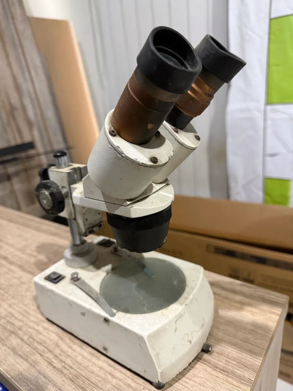 Microscópio binocular 