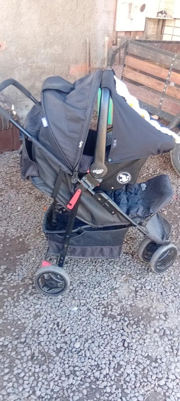 Carrinho de bebê Cosco Toffy com bebê conforto  - Foto 2