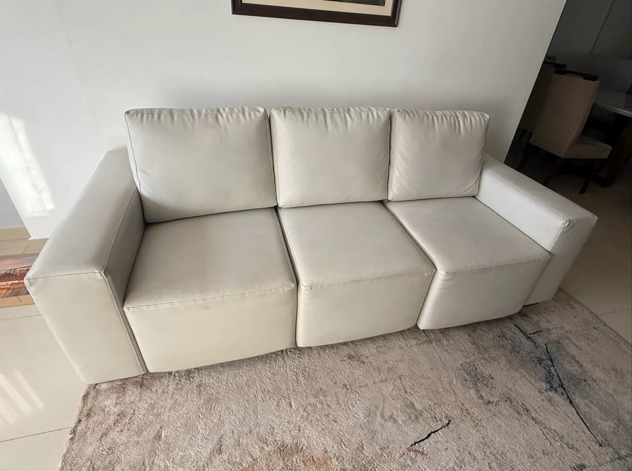 Vendo Sofá 3 lugares Corino Areia - Foto 2