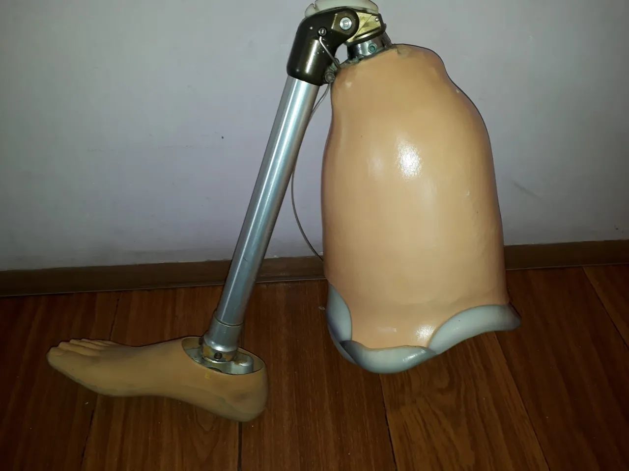 PRÓTESE PARA MEMBRO INFERIOR DIREITO COMPLETA - Foto 2