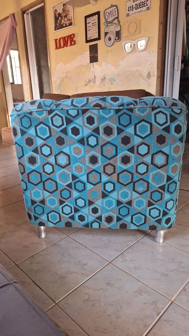 Poltrona Estampada Azul em Ótimo Estado - Foto 5