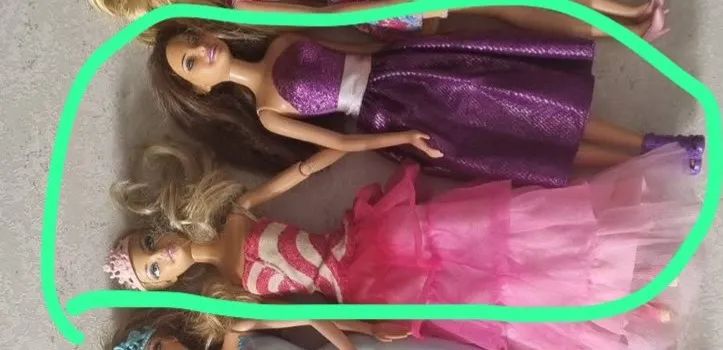 2 Barbies