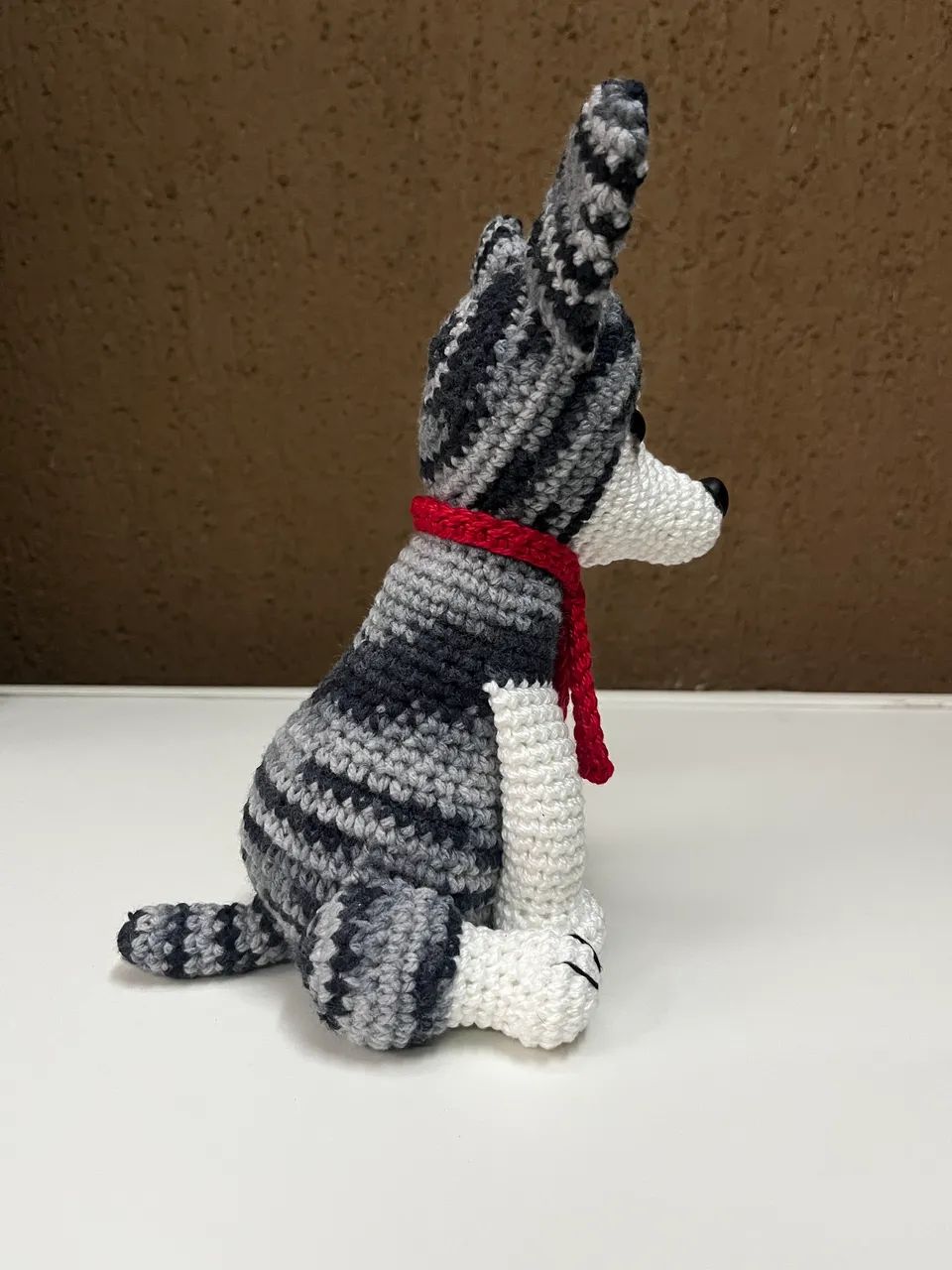Cachorrinho Pinscher Cinza Branco em Crochê Amigurumi Pelúcia - Foto 3
