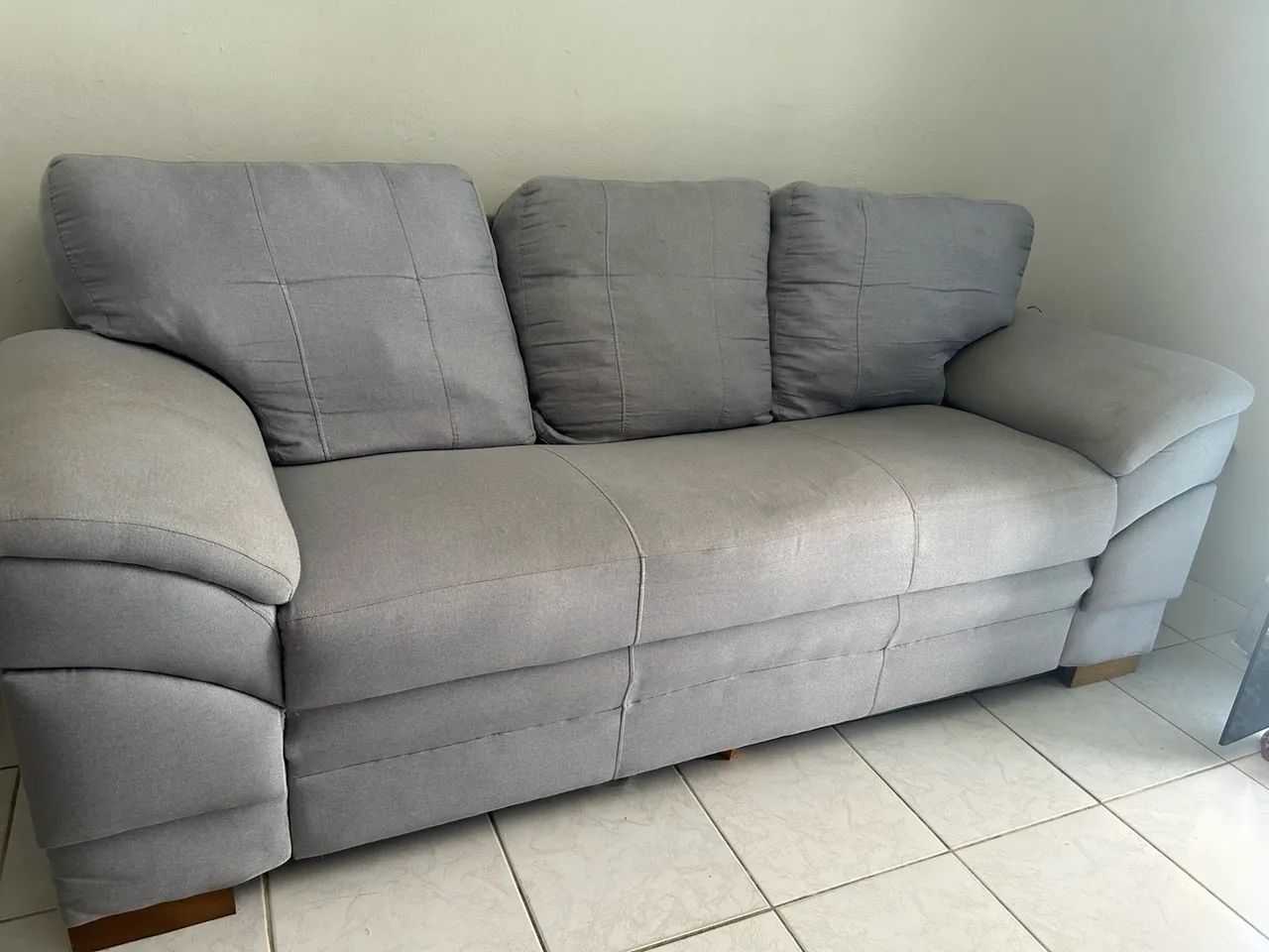 Sofá três lugares