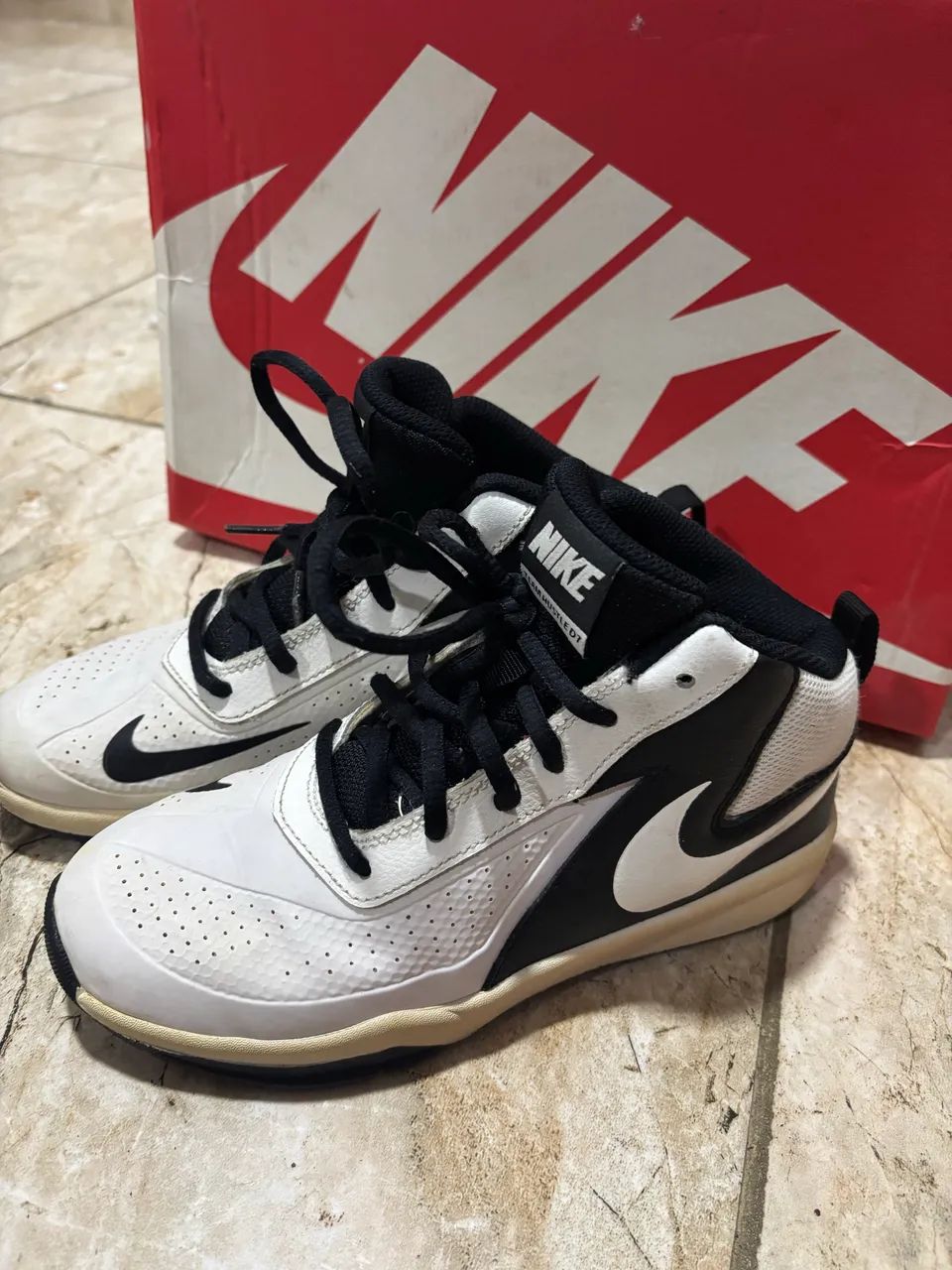 Tênis Nike original team hustle d7   - Foto 3