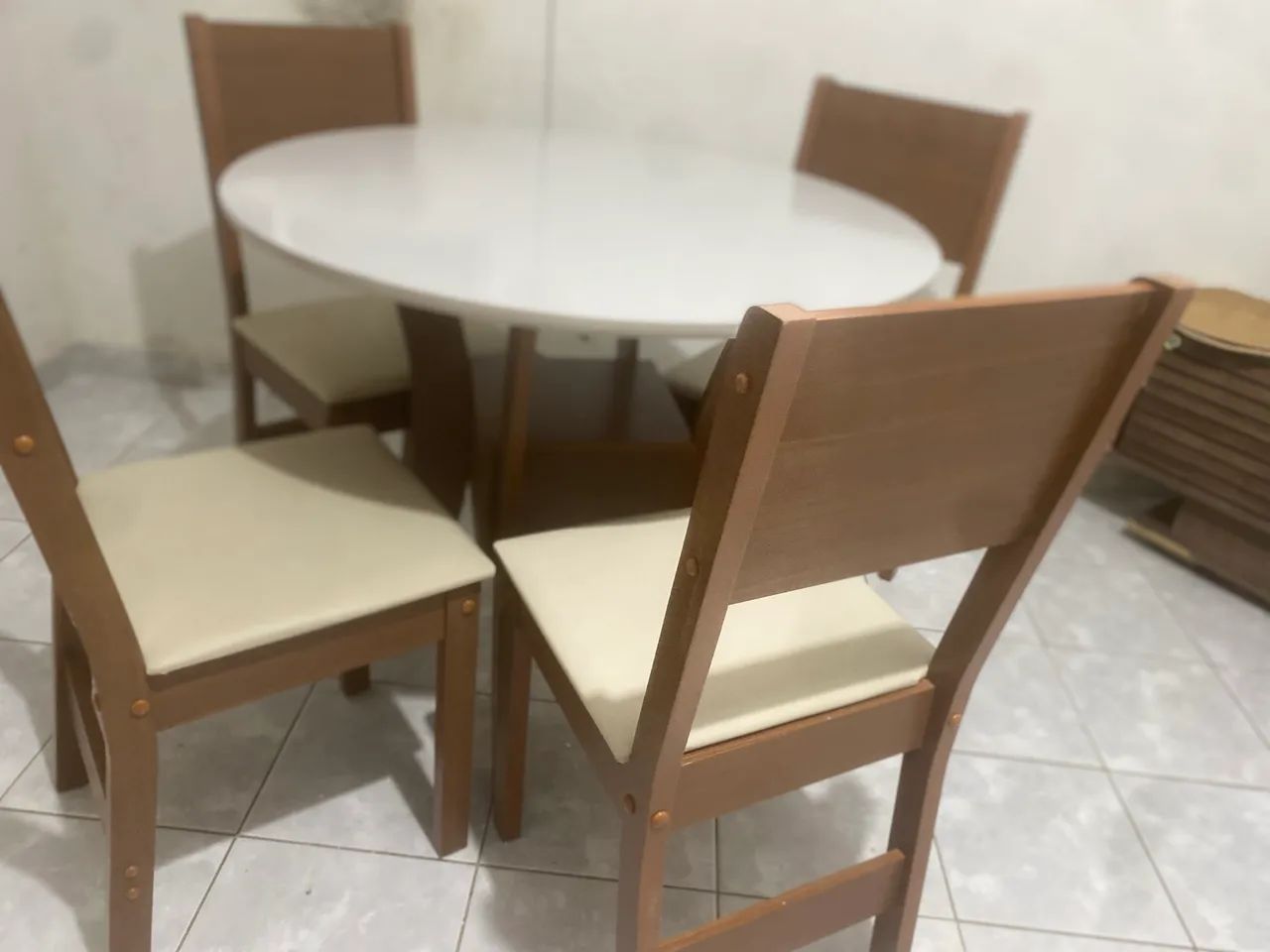 Mesa com 04 cadeiras 467357254843770883