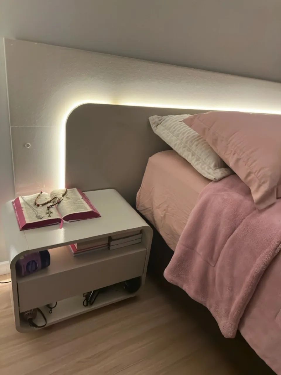 Cabeceira com Led + dois criados mudos  - Foto 3