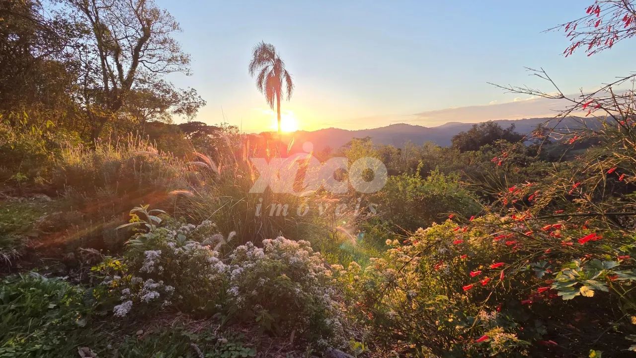 SITIO EM TOPO DE MORRO COM NASCER E POR DO SOL