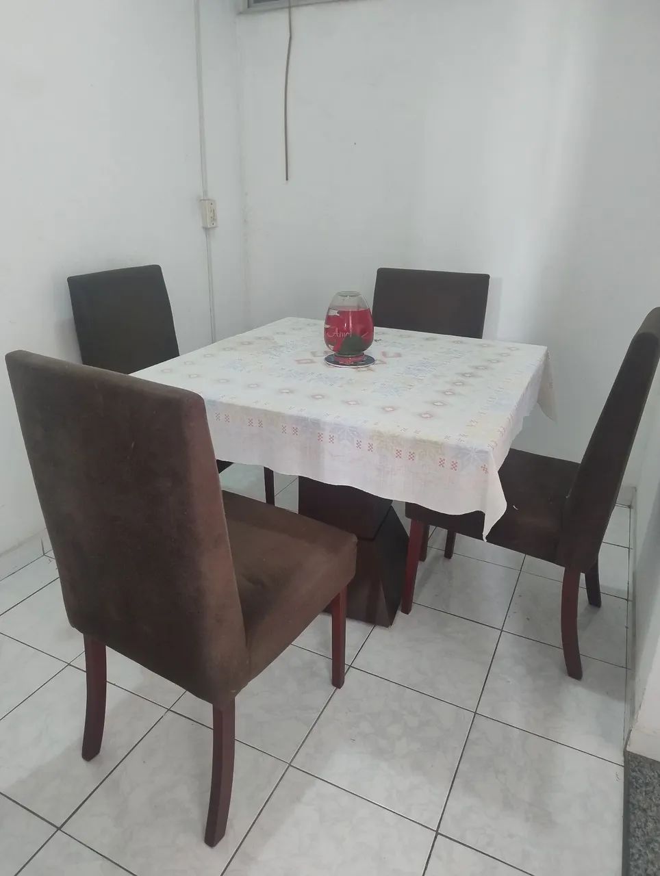 Mesa tampo de vidro com quatro cadeiras  - Foto 3