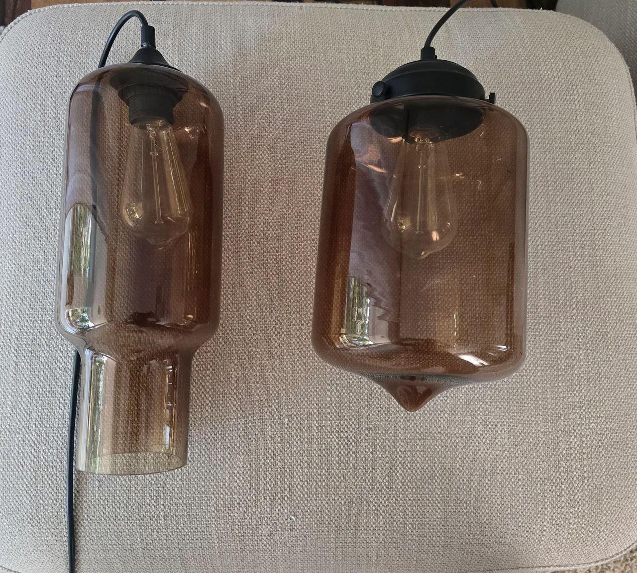 Conjunto de 2 luminárias pendentes em vodro ambar
