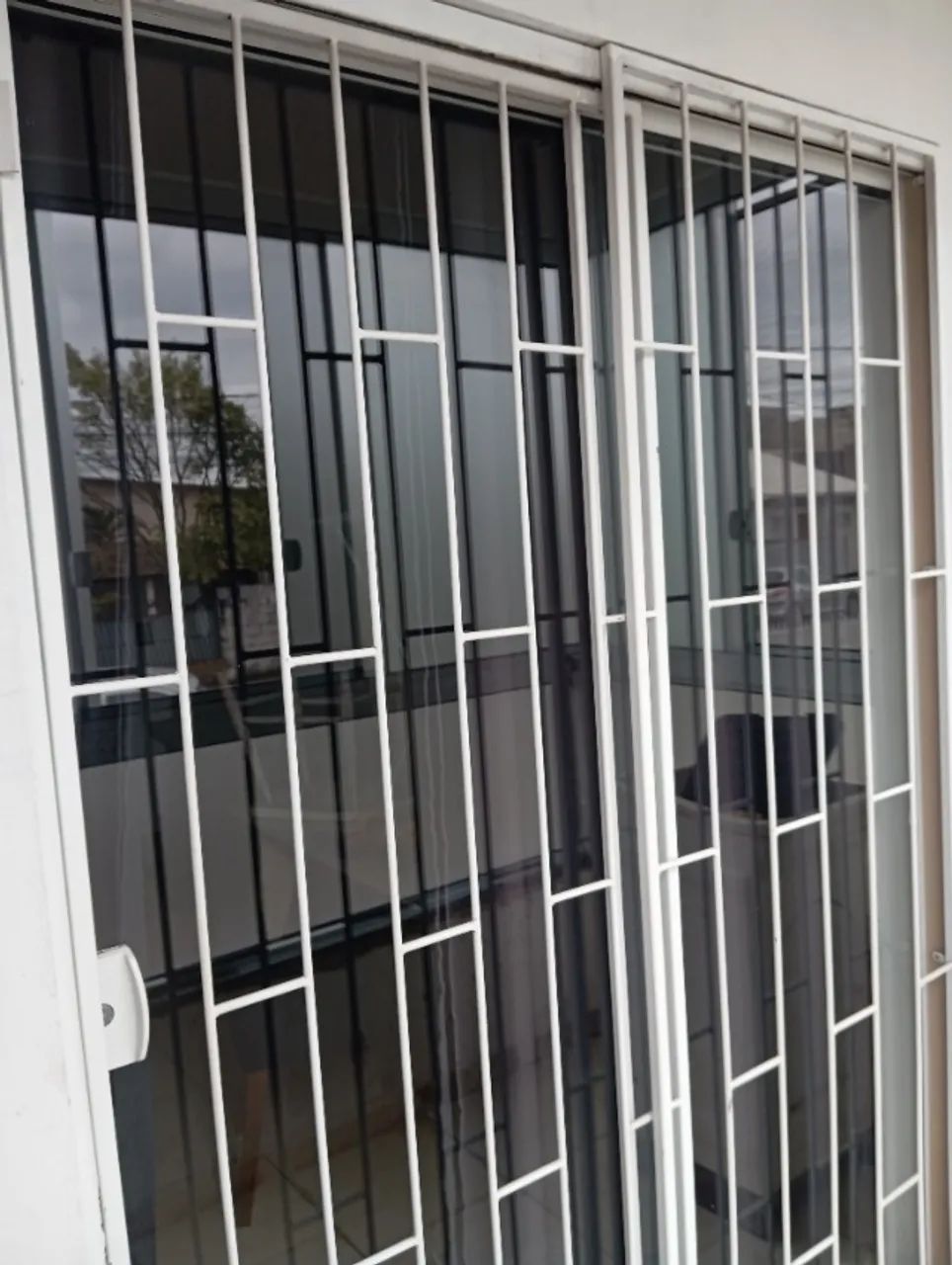 Grade com calha de ferro de correr para porta 