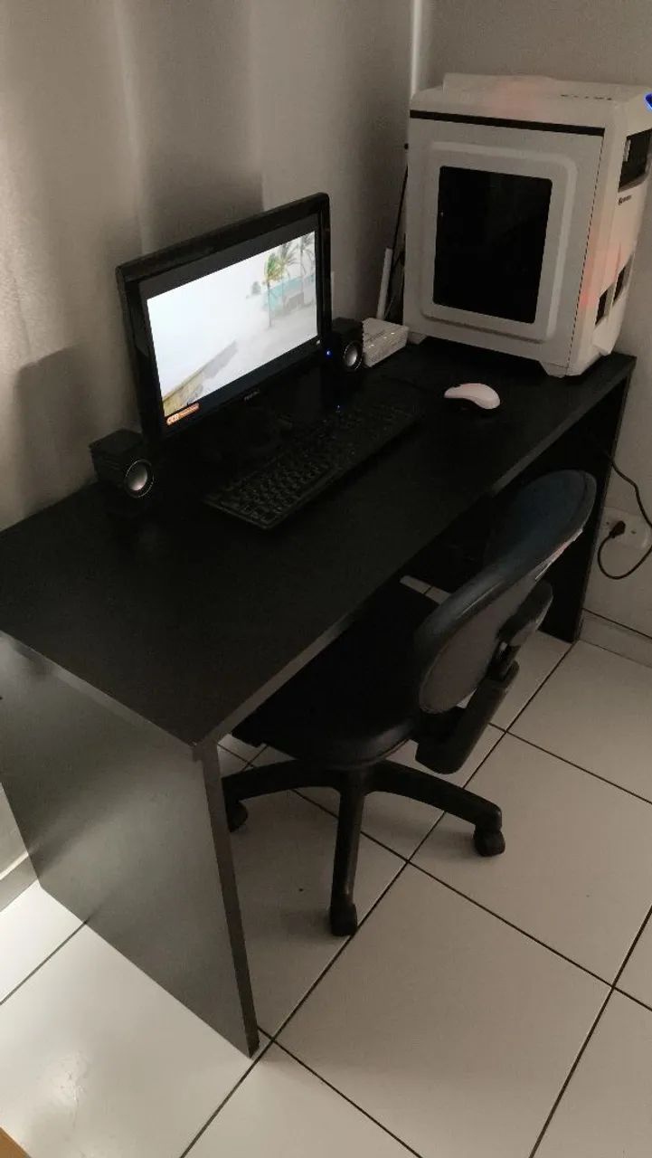 Mesa e cadeira para computador 