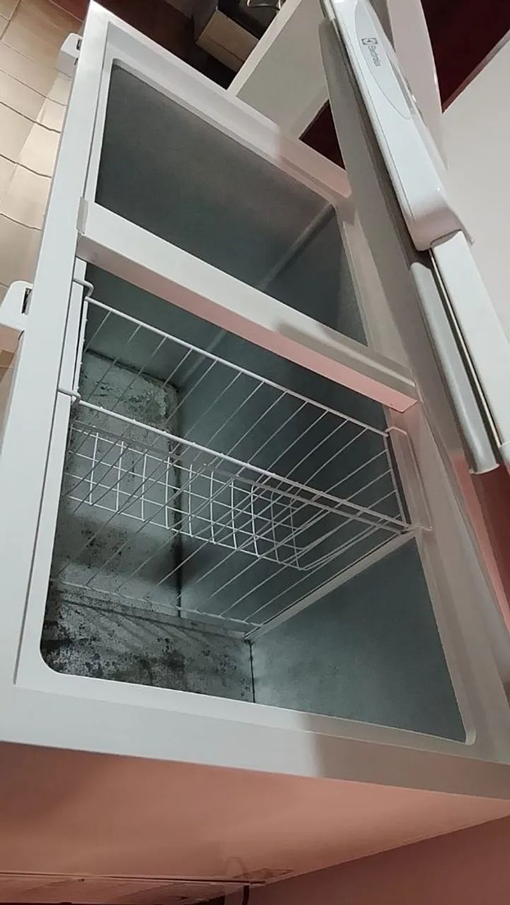 Freezer eletrolux semi-novo.