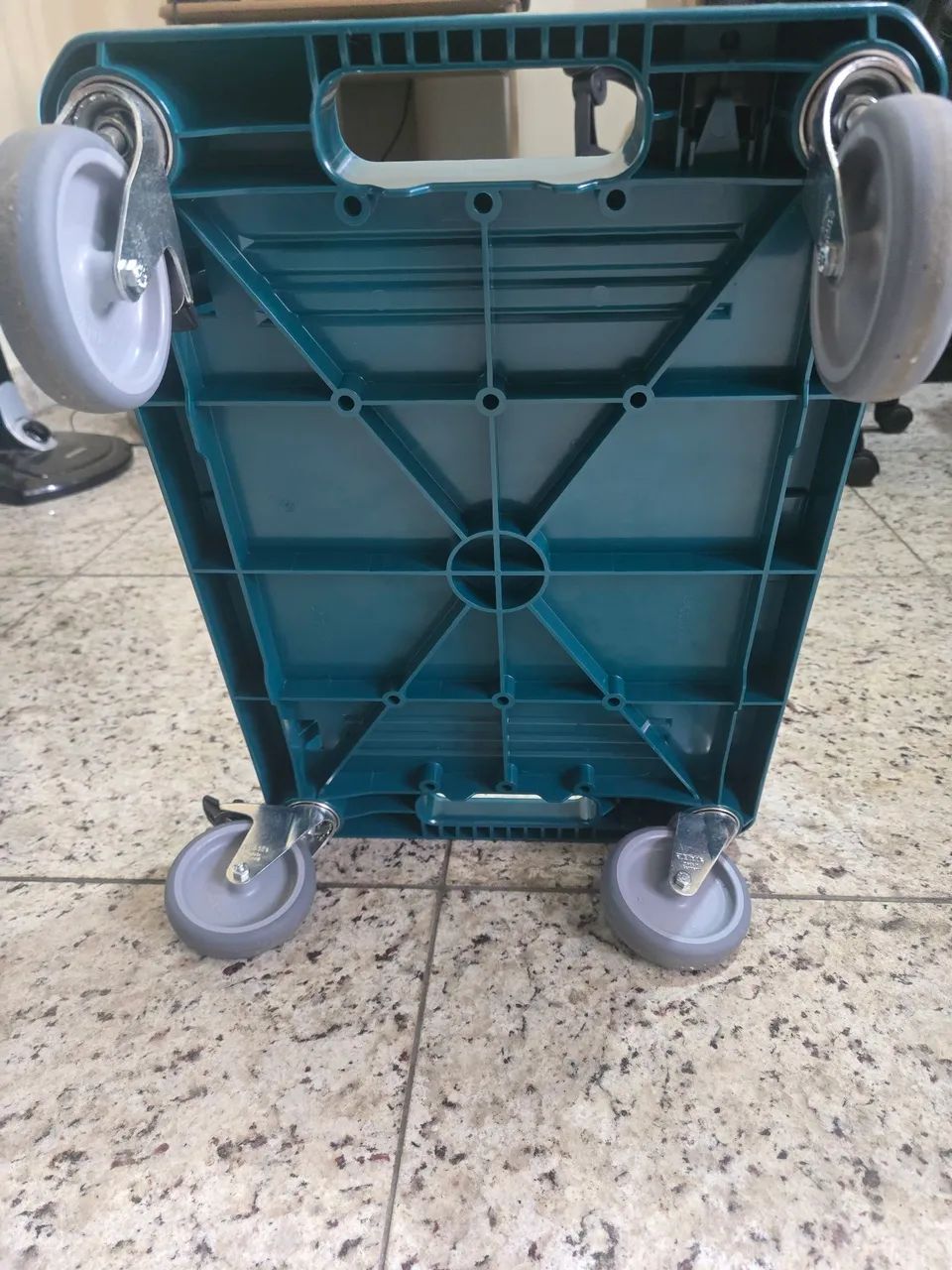 Carrinho para caixa Makita Makpac 4 Rodas P-83886 - Foto 4