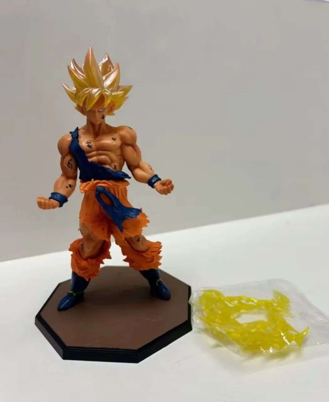 Goku Super Saiyajin Dragon Ball com Base e Efeitos - Foto 3