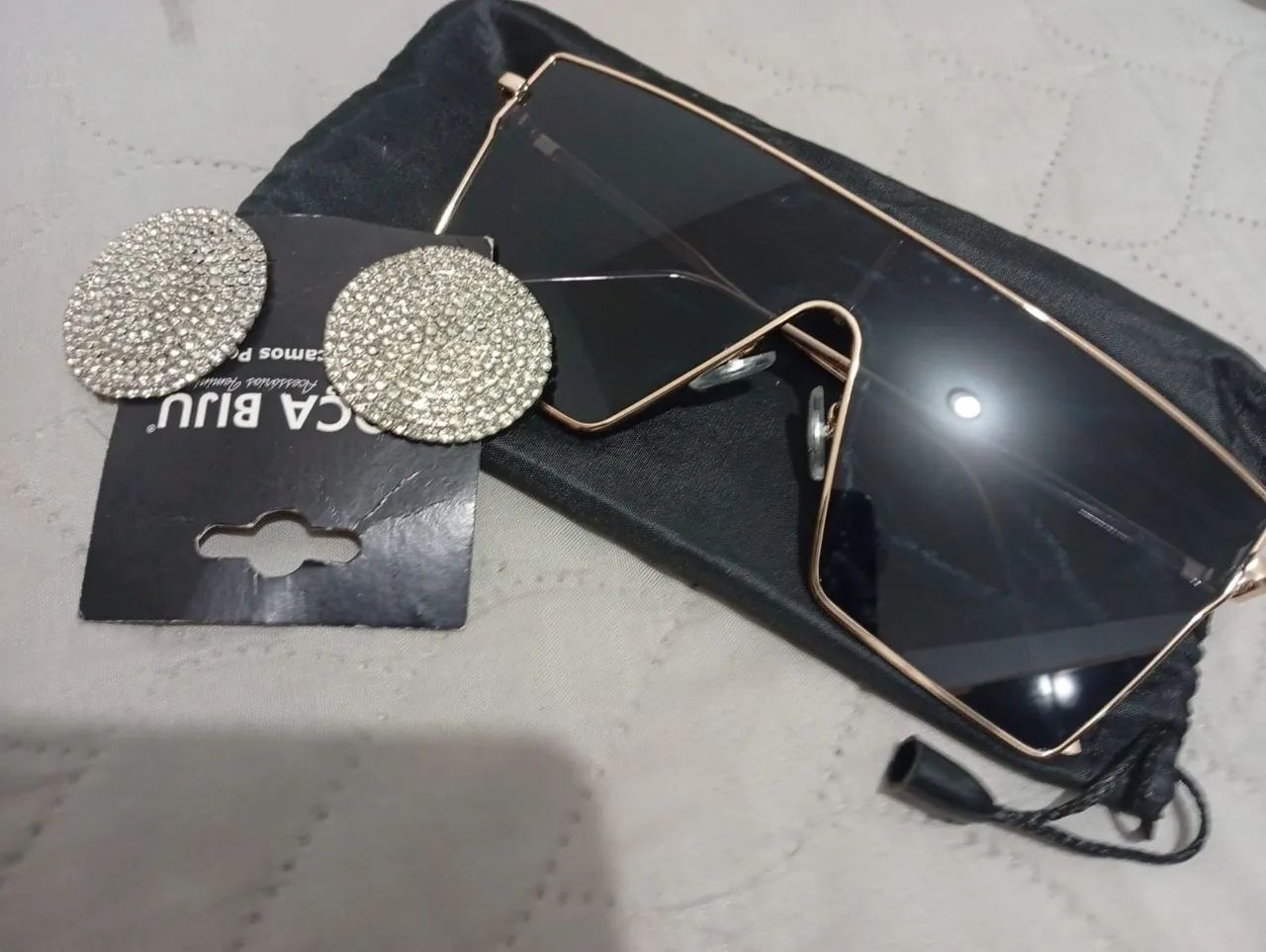 Óculos de sol e Brinco de pedraria <br>R$40,00<br> *