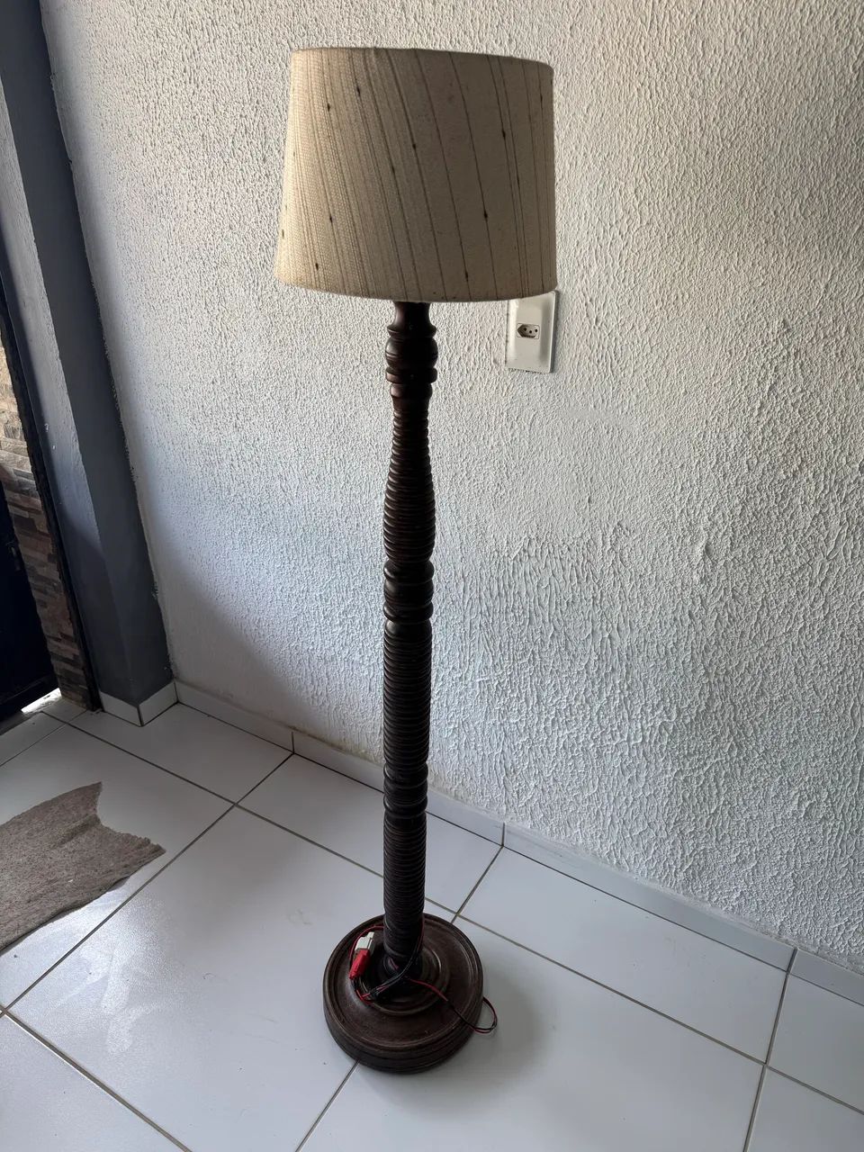 Abajur em madeira 