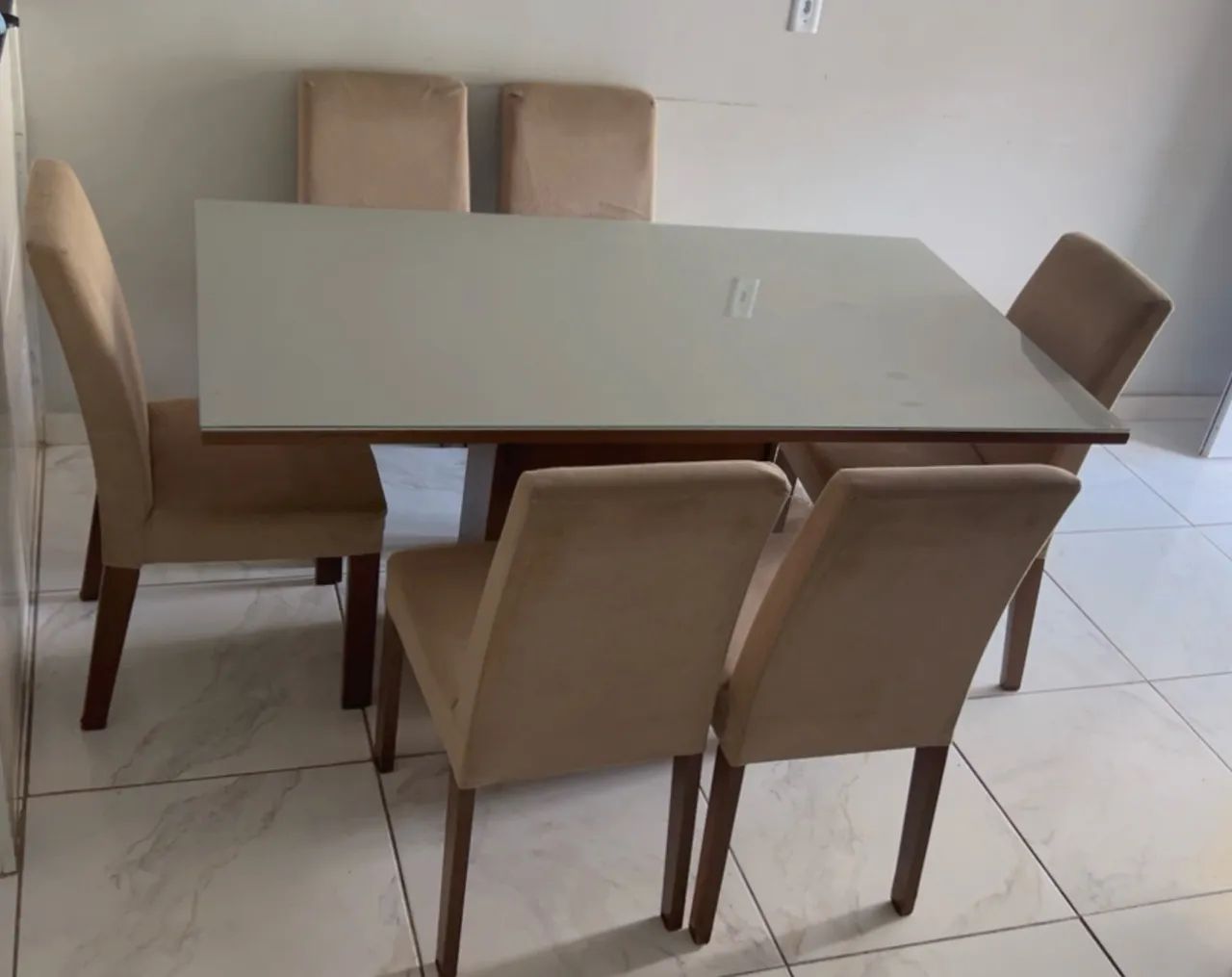 MESA COM 06 CADEIRAS- BEM CONSERVADO 