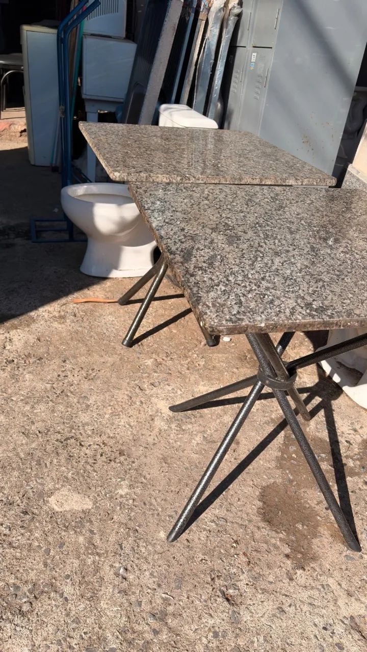 Mesa de granito com pés de ferro 