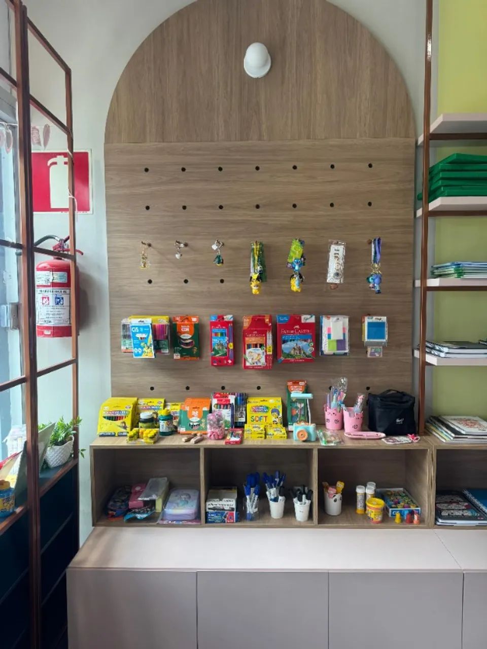 KIT Móvel MDF com painel pegboard, nichos e gavetões