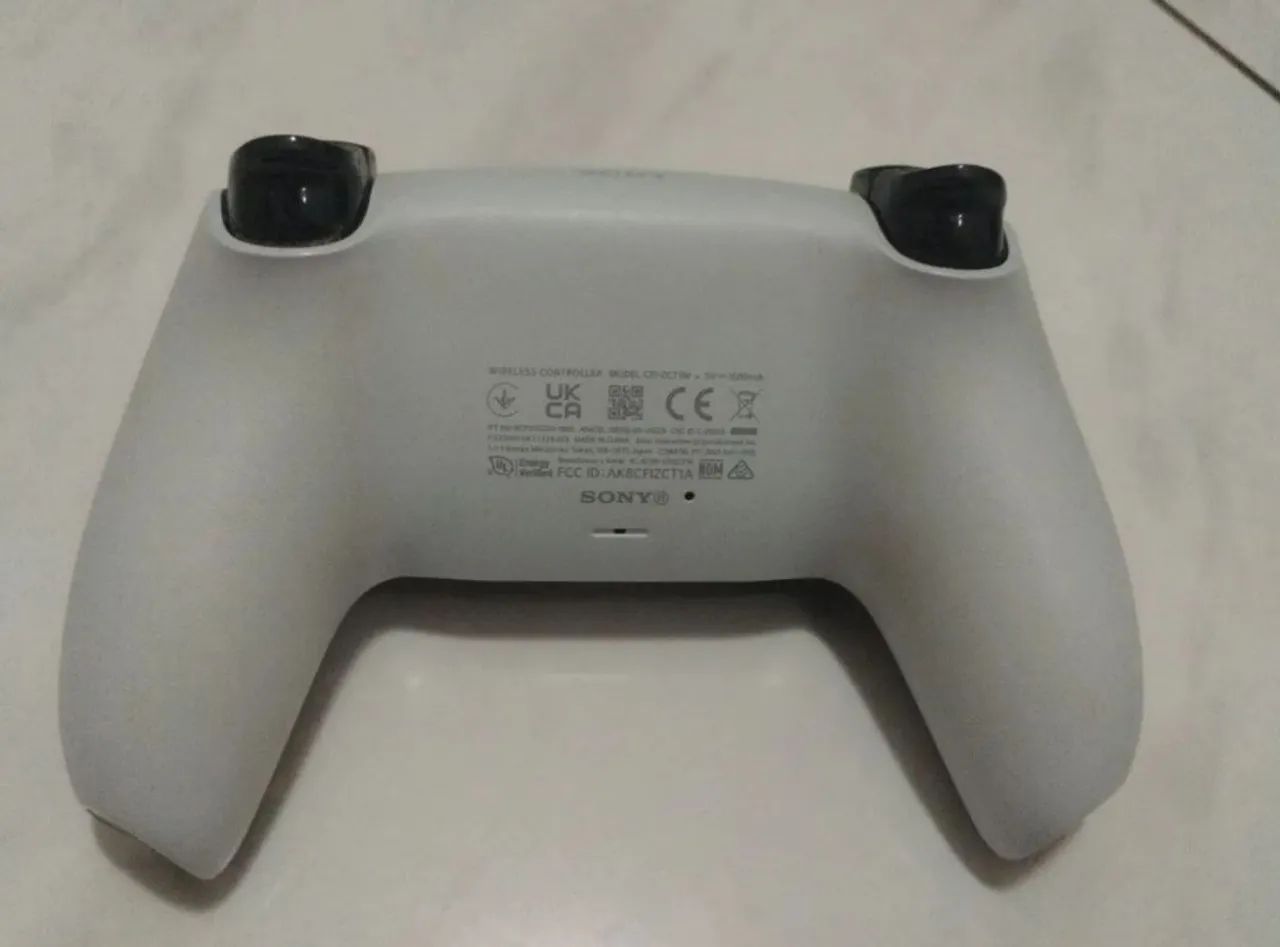 Vendo kit com 2 controles, cores branco e roxo, ambos funcionando, COM DRIFT - Foto 3