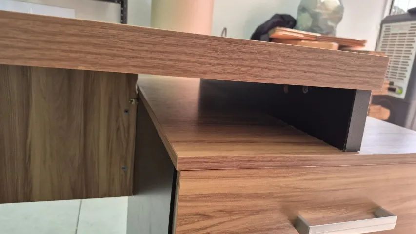 Mesa de computador escrivaninha com gaveteiro e nicho - Foto 2