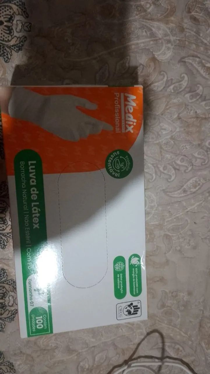 Cada caixa vem 100 unidades tamanho P  