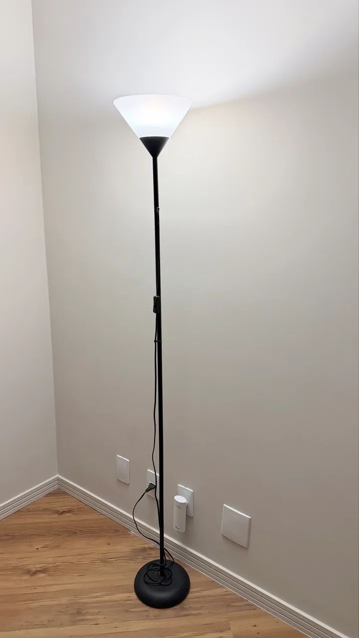 Luminária de Chão Preta em Perfeito Estado