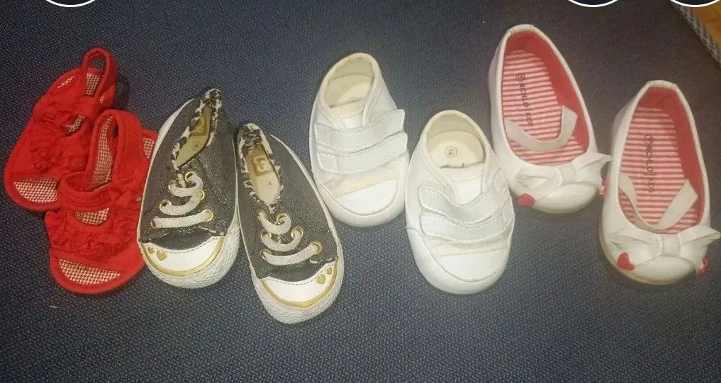 Conjunto de 02 casaquinhos com sapatinho de lã feito a mão e 04 pares sapatinhos infantis  - Foto 4