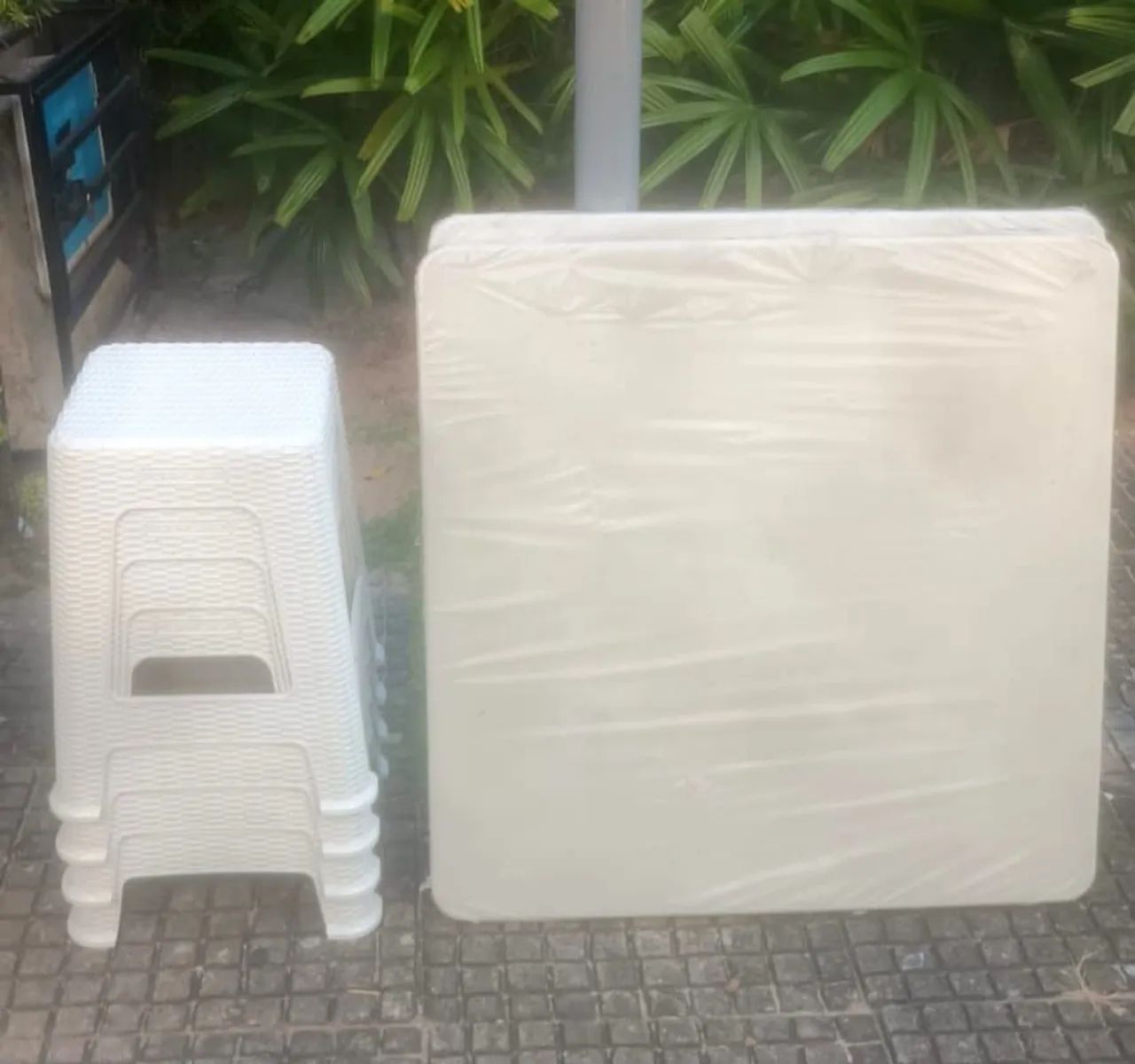 Mesa Desmontável e Bancos de Plástico - Foto 2