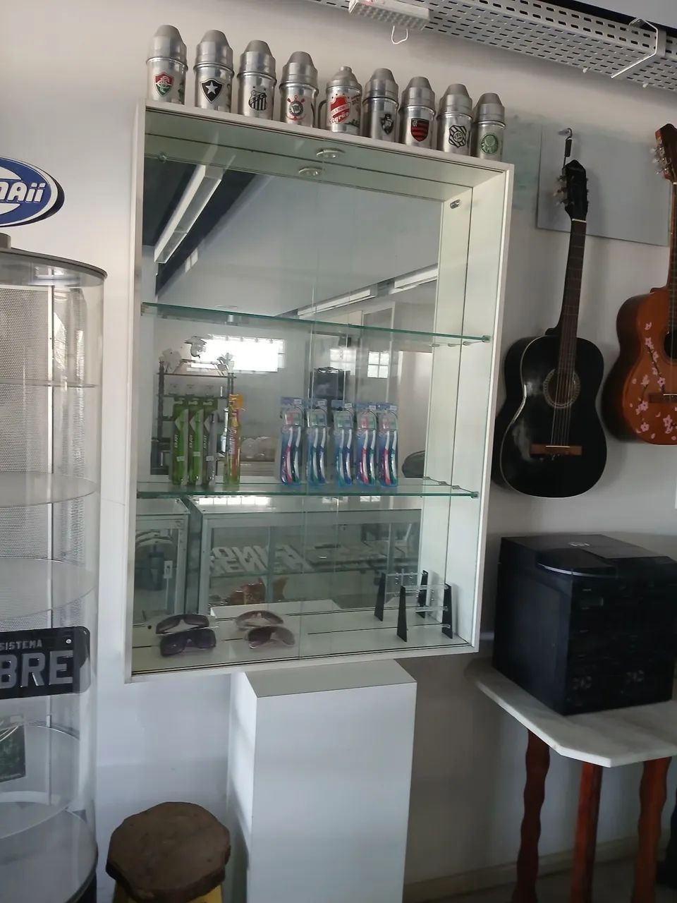 Vendo vitrine em mdf com bancada reforçada, espelhada ,com Led e portas de blindex 10mm!