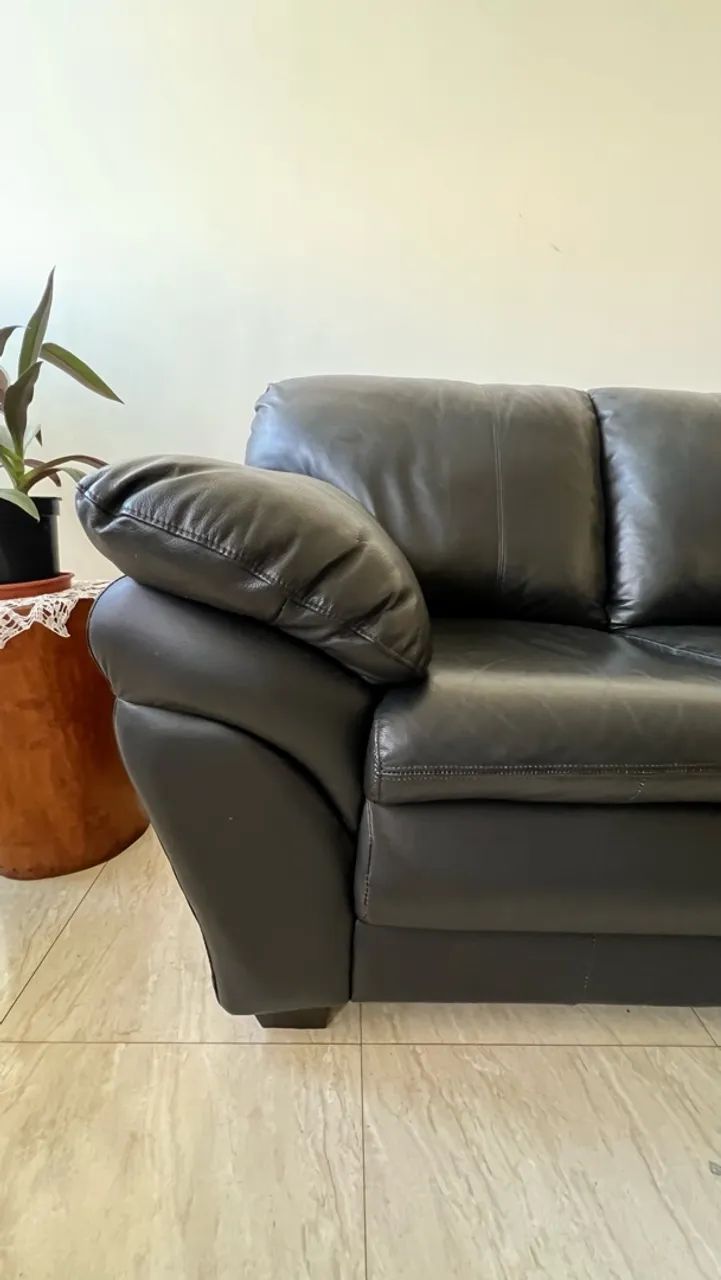 Conjunto de Sofás de Couro Preto - 2 e 3 Lugares