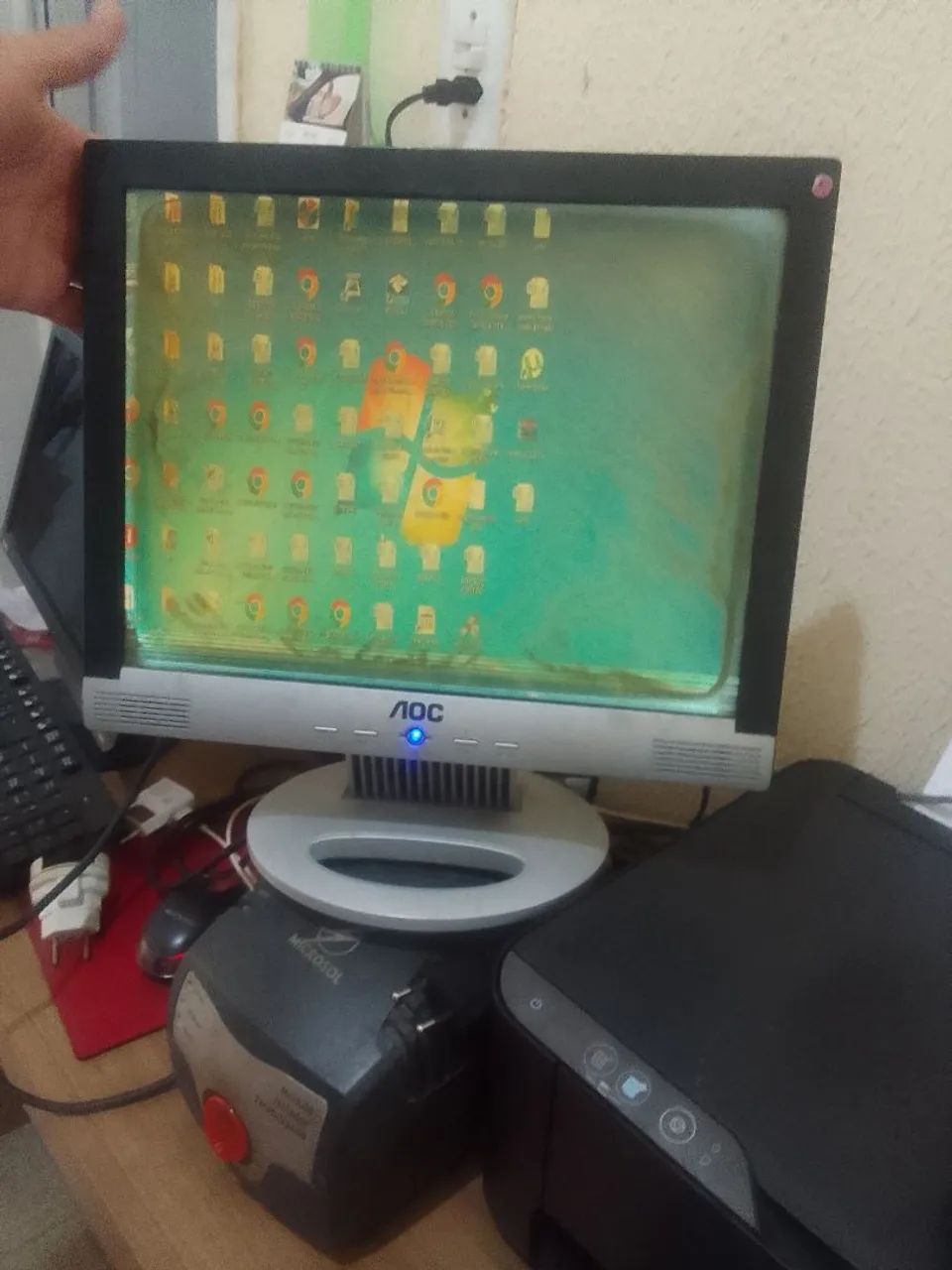 Monitor Aoc 15 polegadas com manchas funcionando  - Foto 4