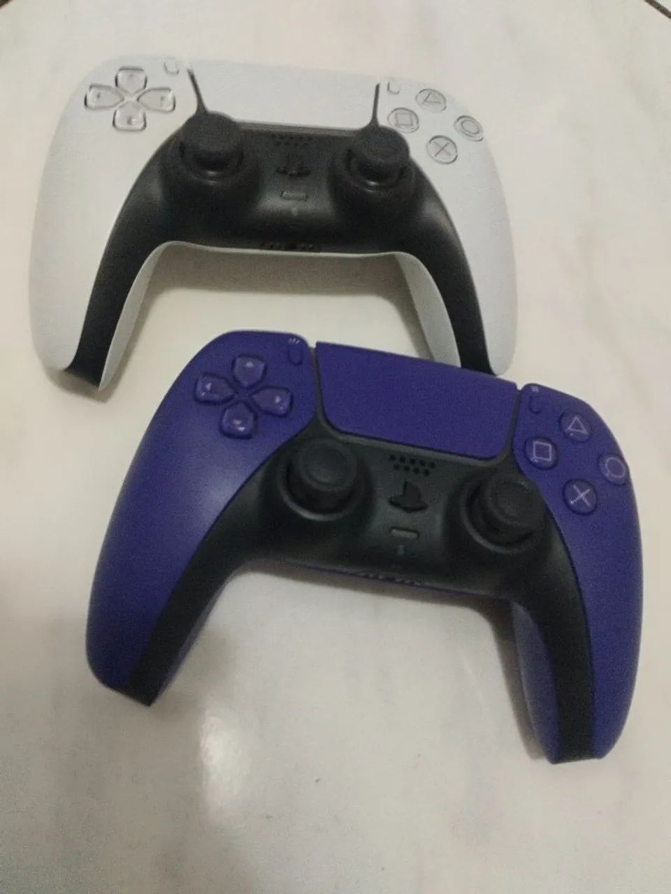 Vendo kit com 2 controles, cores branco e roxo, ambos funcionando, COM DRIFT - Foto 2