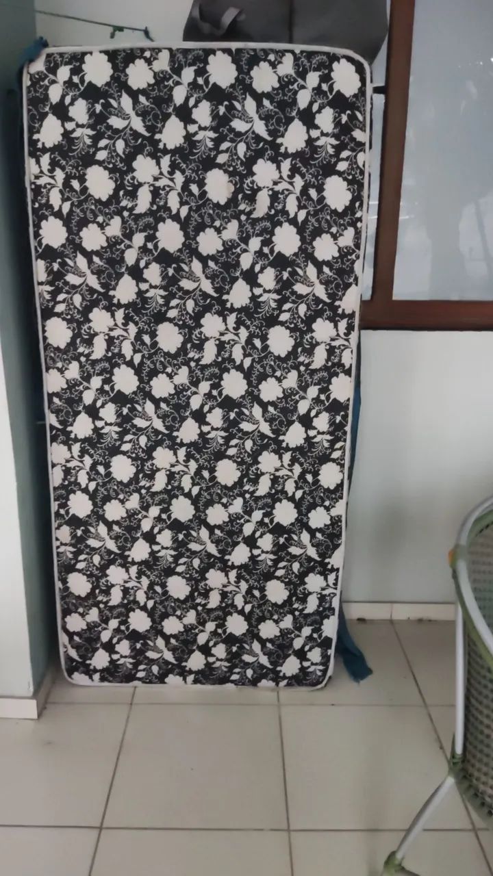 VENDE-SE CAMA DE SOLTEIRO SEMI-NOVO 