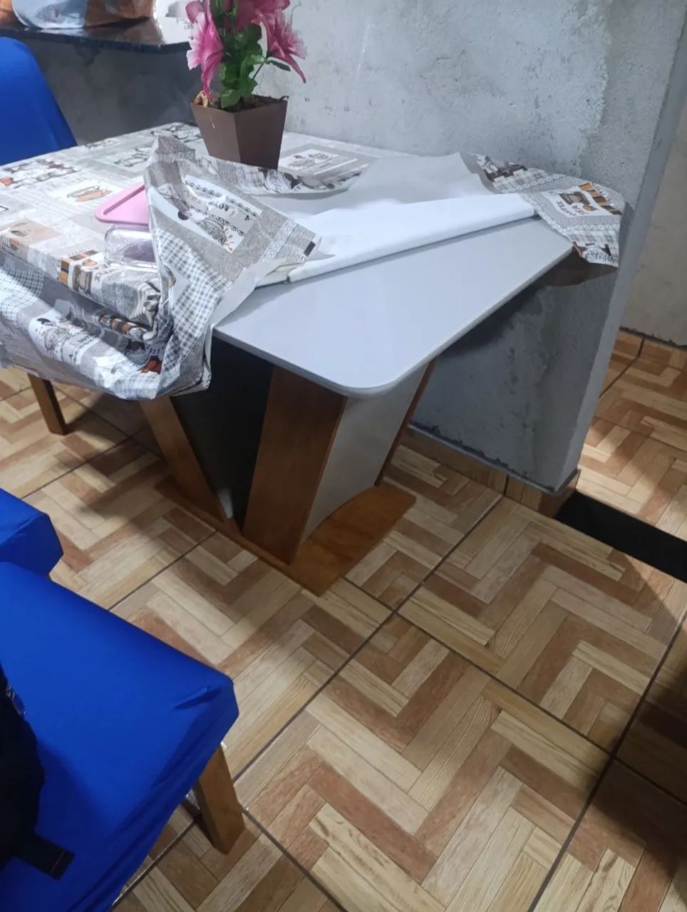 Mesa com 4 cadeiras  tampa de vidro 
