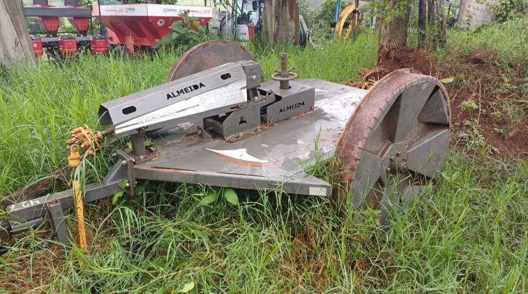 Roçadeira de Arrasto/tomada de força praticamente nova - Foto 5