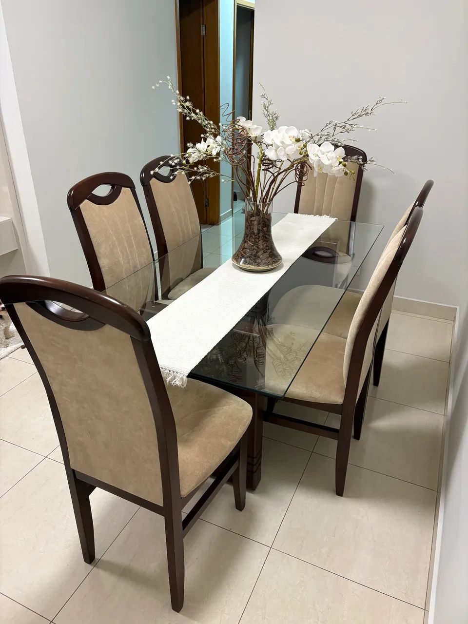 Mesa de jantar com 6 cadeiras - madeira maciça  - Foto 5