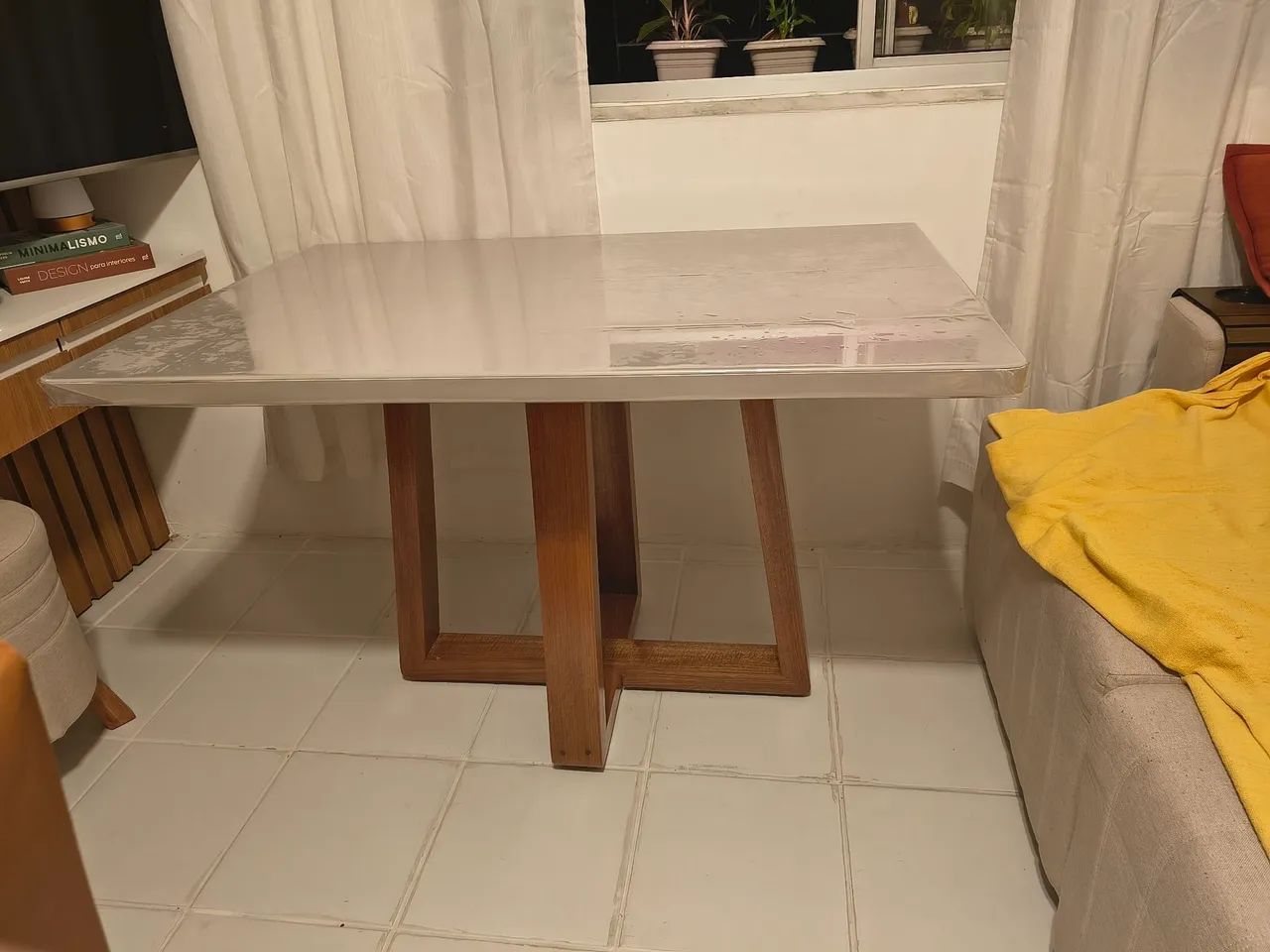 Vendo mesa de madeira com 4 cadeiras  - Foto 2