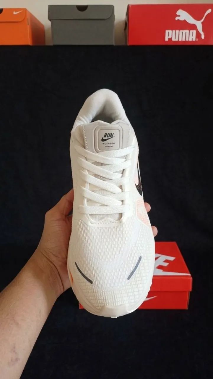 Tênis Nike Vomero Unisex - Branco e Laranja - Foto 2