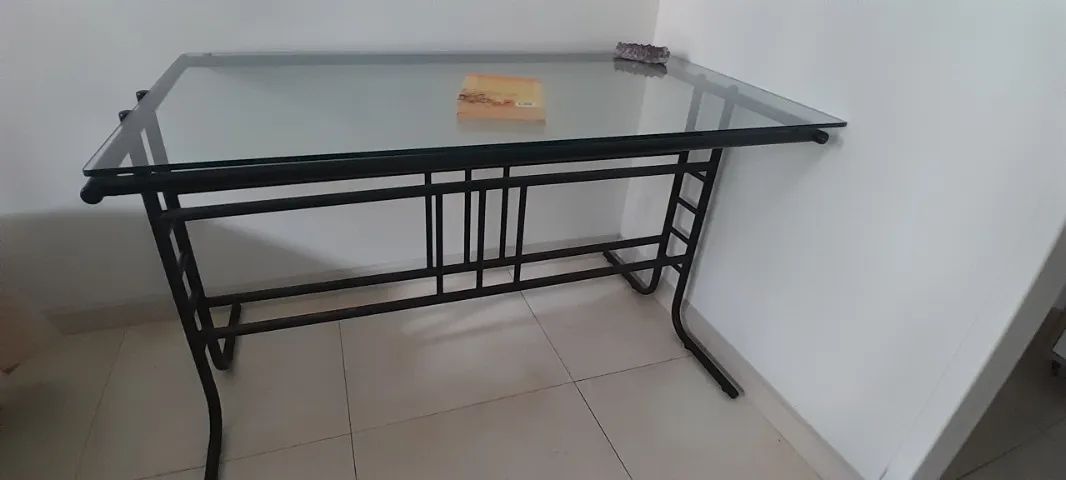Mesa de jantar base metálica preta e tampo de vidro 4 lugares usada