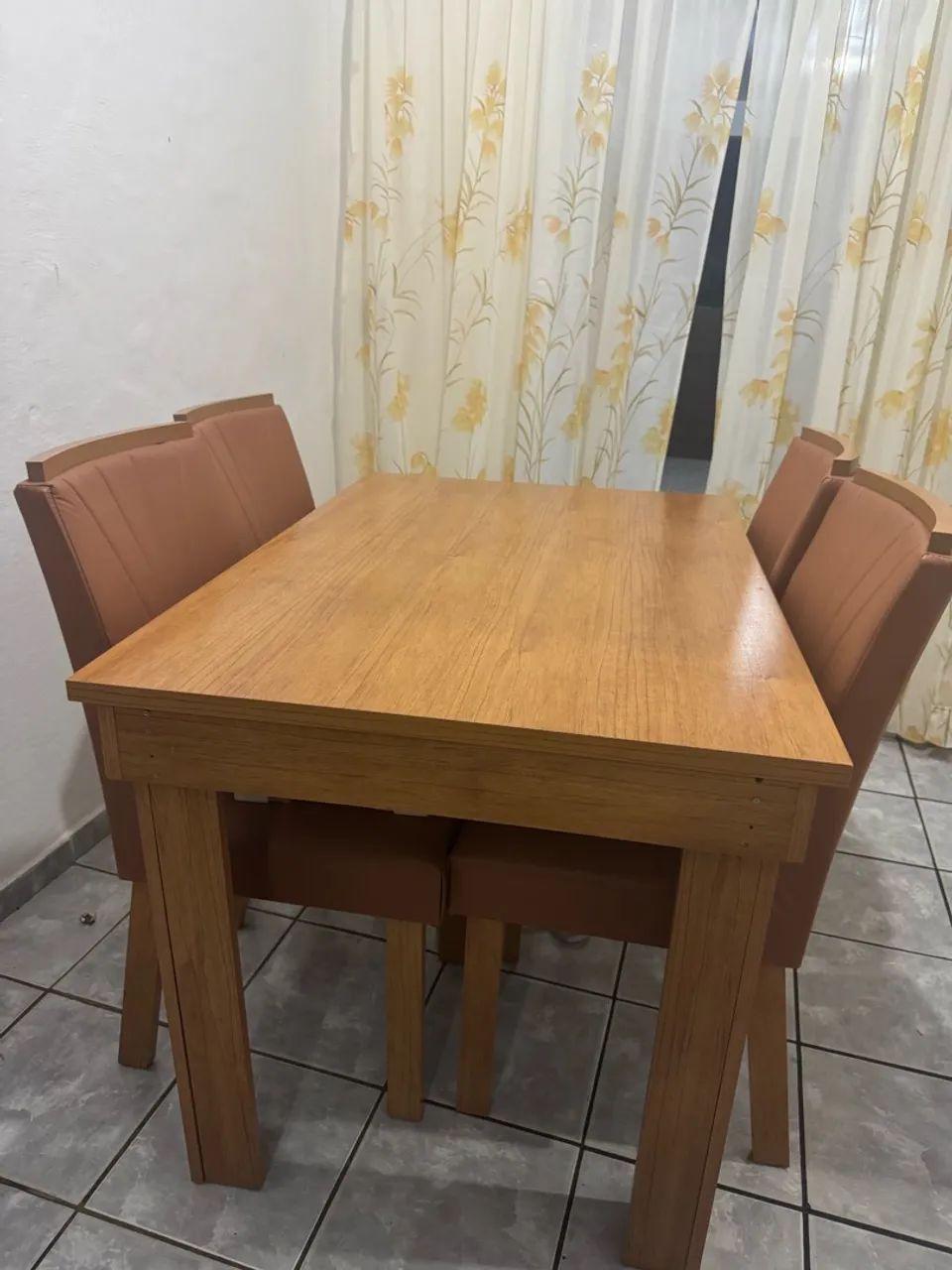 Conjunto de mesa e 4 cadeiras de madeira  - Foto 2