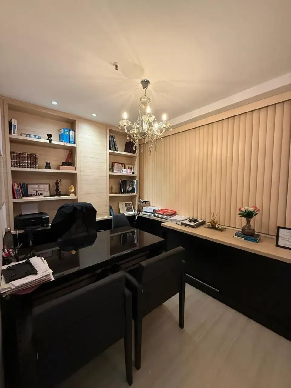 Sala comercial mobiliada no centro de Itaboraí - RJ