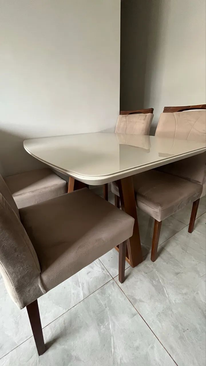 MESA DE JANTAR + 4 CADEIRAS ESTOFADAS