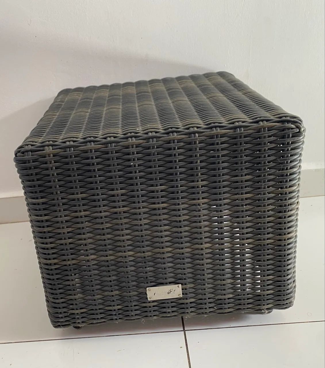 Banquinho de rattan importado - ótimo estado