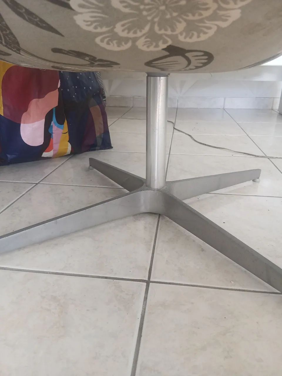 Duas Cadeiras giratórias modelo borboleta. - Foto 2