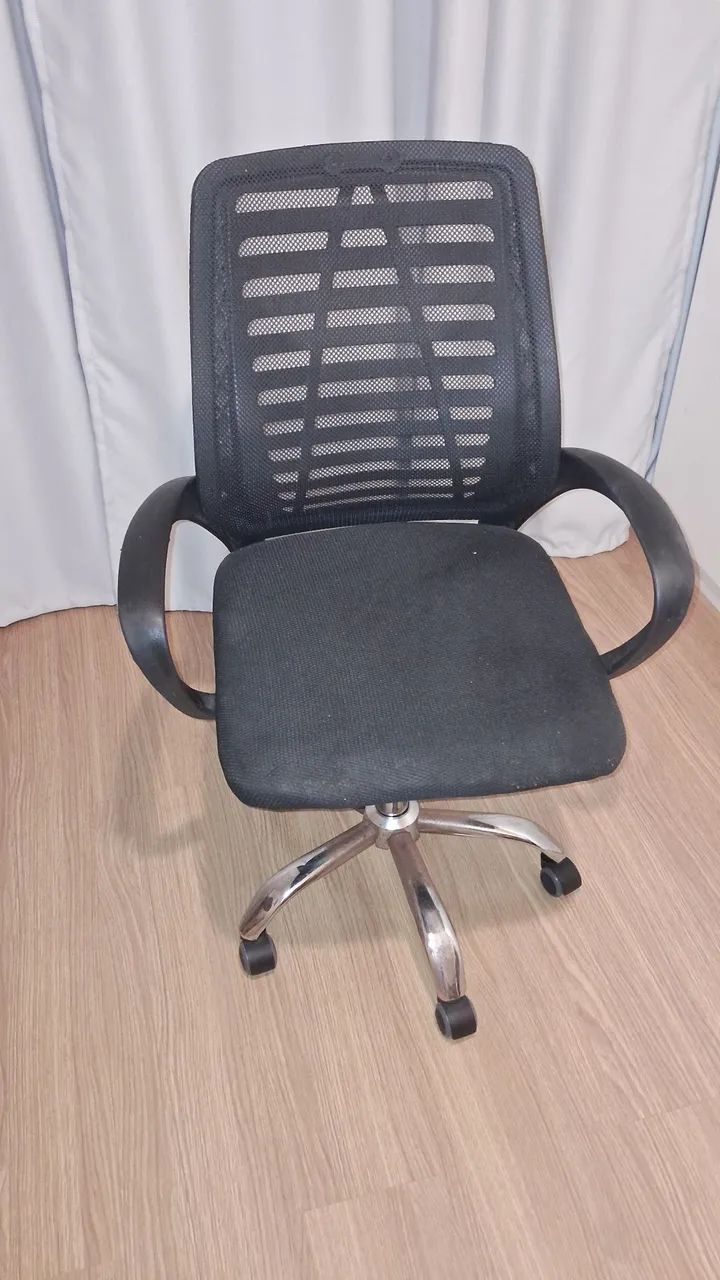 Vendo cadeira para escritório com rodinhas - Foto 2