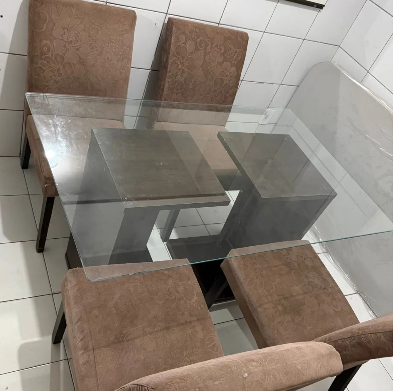 Mesa de vidro com 4 cadeiras acolchoadas  - Foto 5