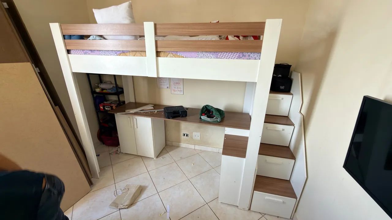 Cama suspensa com escrivaninha
